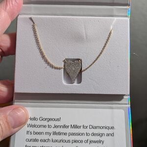 Radiant Gold Necklace with Intricate Detailing